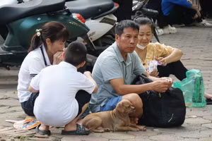 Phụ huynh hồi hộp chờ đợi con hoàn thành môn thi đầu tiên