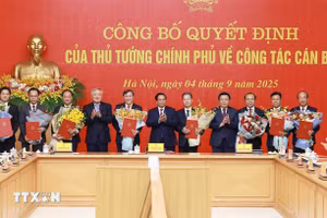 Thủ tướng trao Quyết định điều động, bổ nhiệm 8 lãnh đạo các bộ, cơ quan