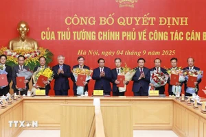Thủ tướng trao Quyết định điều động, bổ nhiệm 8 lãnh đạo các bộ, cơ quan