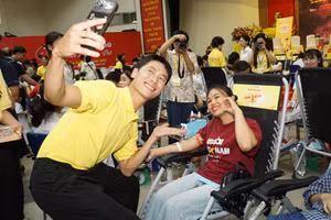 Đoàn phim 'Mưa đỏ' đồng hành cùng ngày hội hiến máu Người Việt trẻ