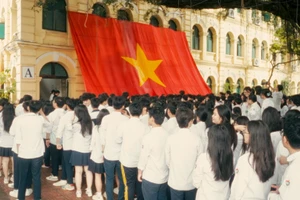 Lễ chào cờ đặc biệt ở Trường THPT Việt Đức