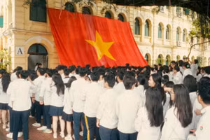 Lễ chào cờ đặc biệt ở Trường THPT Việt Đức
