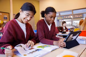 Học sinh lớp 6 tại trường tiểu học Willowdown ở Bridgwater, Somerset đã cải thiện kỹ năng viết mô tả của mình bằng cách sử dụng ứng dụng AI để tạo hình ảnh. Ảnh: Sam Frost