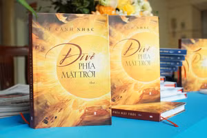 Tập thơ "Đi về phía mặt trời" của nhà thơ Lê Cảnh Nhạc.