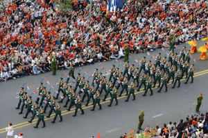 Ngắm toàn cảnh khối diễu binh trên đường Lê Lợi