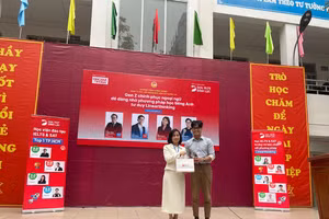 Học sinh trường THPT Hoàng Cầu hào hứng tham gia hướng nghiệp