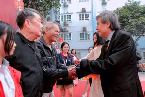 PGS.TS NGƯT Đặng Quốc Thống - Chủ tịch hội đồng trường THCS&THPT Đoàn Thị Điểm trao tặng các suất quà đến gia đình có hoàn cảnh khó khăn.