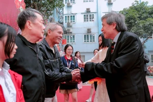 PGS.TS NGƯT Đặng Quốc Thống - Chủ tịch hội đồng trường THCS&THPT Đoàn Thị Điểm trao tặng các suất quà đến gia đình có hoàn cảnh khó khăn.