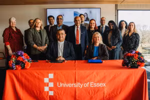 Quan hệ đối tác được củng cố sau lễ ký kết đặc biệt tại Colchester, Essex. Ảnh: Đại học Essex