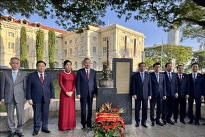 Tổng Bí thư Tô Lâm dâng hoa tưởng niệm Chủ tịch Hồ Chí Minh ở Bảo tàng Văn minh châu Á, Singapore