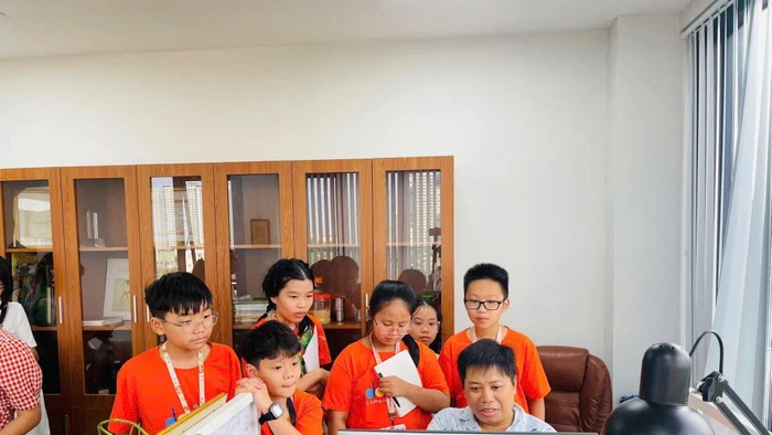 Học sinh Trường THCS&THPT Sư phạm (trực thuộc Trường ĐH Sư phạm Hà Nội 2) tìm hiểu nghề báo chí.