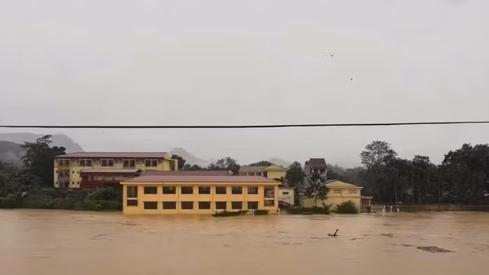 Trường Phổ thông Dân tộc Nội trú Na Rì (xã Na Rì) ngập sâu trong nước do ảnh hưởng hoàn lưu bão số 11 năm 2025. Ảnh: Phương Thảo.