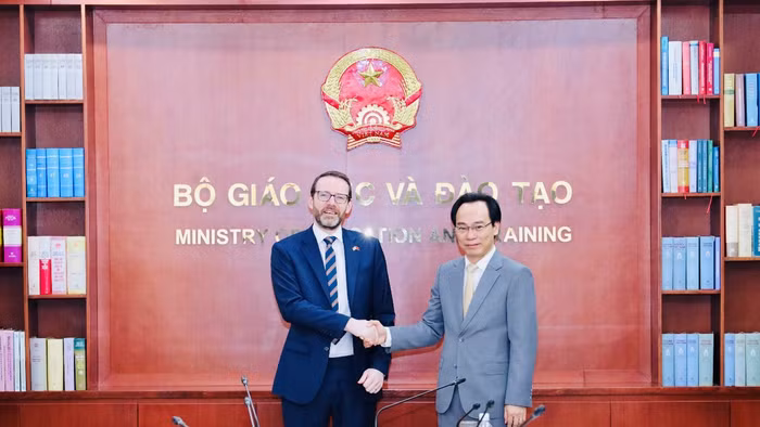 Bộ trưởng Hoàng Minh Sơn và Đại sứ Iain Frew.