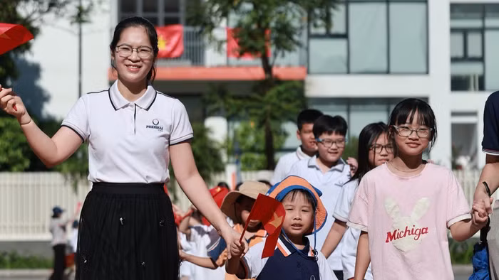 Cô trò Trường PTLC Phenikaa.