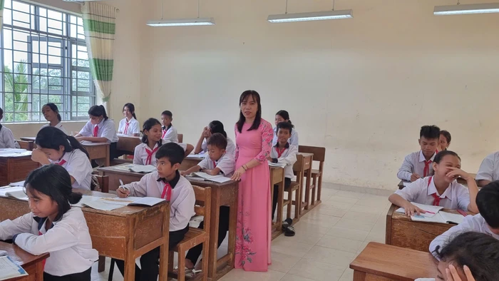 Cô Nguyễn Thị Bích Huy và học trò trong giờ Ngữ văn.