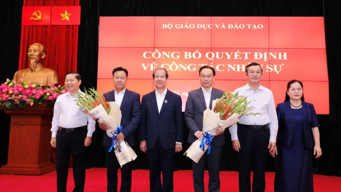 Bộ trưởng, Lãnh đạo Bộ GD&ĐT tặng hoa chúc mừng PGS.TS Hoàng Minh Sơn và GS.TS Lê Quân.