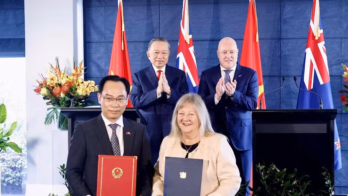Tổng Bí thư, Chủ tịch nước Tô Lâm và Thủ tướng New Zealand Christopher Luxon chứng kiến trao văn kiện hợp tác về giáo dục giữa hai nước.