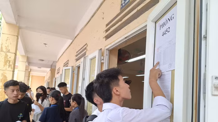 Thí sinh xem thông tin phòng thi trong ngày làm thủ tục dự thi. Ảnh: Hiếu Nguyễn