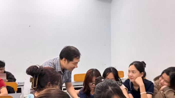 Tiến sĩ Nguyễn Minh Giám trong tiết giảng dạy tại Khoa Sư phạm, Trường Đại học Thủ Dầu Một.