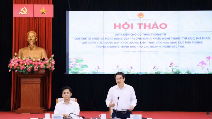 Vụ trưởng Vụ Giáo dục Phổ thông Thái Văn Tài phát biểu tại hội thảo.