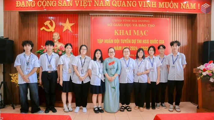 Cô trò đội tuyển Tiếng Anh Trường THPT chuyên Nguyễn Trãi (Hải Dương) xuất sắc giành 10 giải trong kỳ thi chọn học sinh giỏi quốc gia THPT năm học 2024 - 2025 với 2 giải Nhì, 5 giải Ba, 3 giải Khuyến khích.