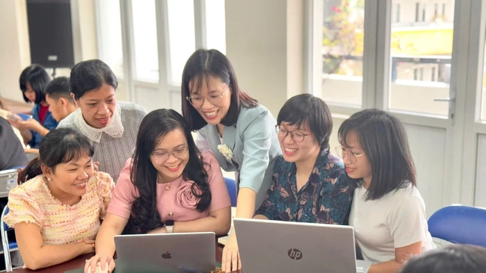 ThS. Cao Hồng Huệ tập huấn giáo viên phát triển năng lực số cho học sinh. 