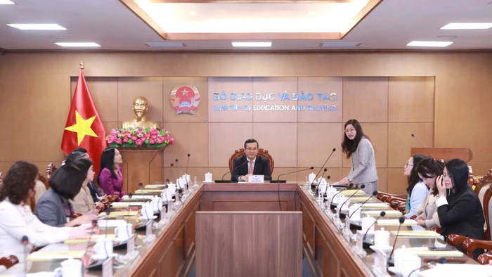 Thứ trưởng Bộ GD&ĐT Nguyễn Văn Phúc chủ trì Hội nghị.