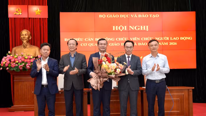 Tập thể lãnh đạo Bộ tặng hoa chia tay nguyên Thứ trưởng Nguyễn Văn Phúc. 