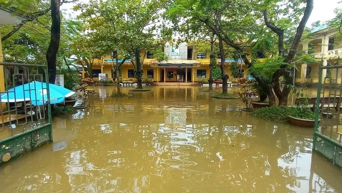 Một cơ sở cũ của Trường THPT Bùi Dục Tài (xã Nam Hải Lăng, Quảng Trị) bị ngập nước. Ảnh: Đăng Đức.