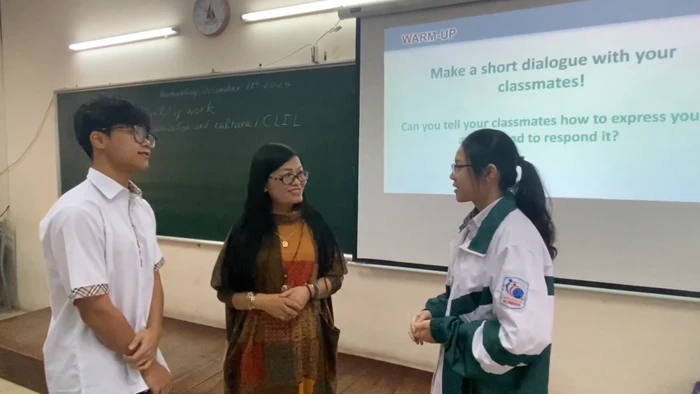 Cô Đinh Thị Bích Liên, giáo viên tiếng Anh Trường THCS & THPT M.V. Lômônôxốp và học trò trong giờ học.