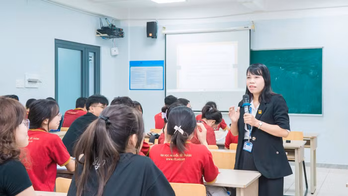 TS. Cù Ngọc Phương trong giờ dạy tại Trường ĐH Nguyễn Tất Thành.