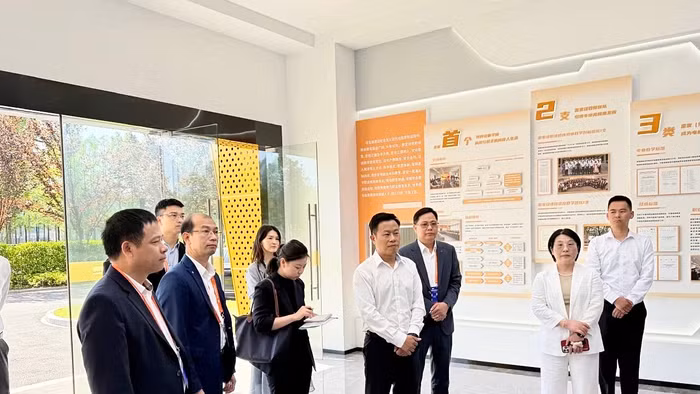 Thứ trưởng Lê Quân cũng đoàn công tác thăm Đại học Kỹ thuật nghề Hàng Châu.