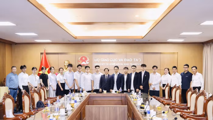 Bộ GD&ĐT gặp mặt, động viên đoàn cán bộ và học sinh tham dự ISEF 2026.