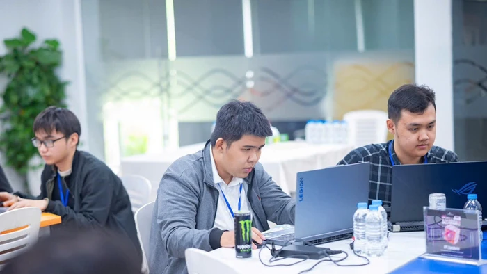 Bạn Nguyễn Thanh Danh (giữa) giành giải Nhất nội dung cá nhân.