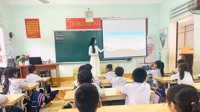 Cô trò Trường Tiểu học thị trấn Hạ Hòa (Phú Thọ) trong giờ học.