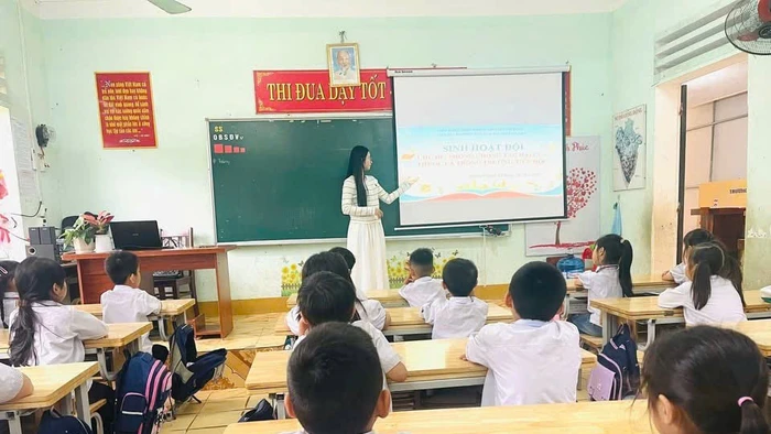 Cô trò Trường Tiểu học thị trấn Hạ Hòa trong giờ học.