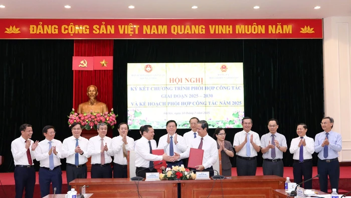 Phó trưởng Ban Thường trực Ban Tuyên giáo và Dân vận Trung ương Lại Xuân Môn, Bộ trưởng Bộ GD&ĐT Nguyễn Kim Sơn đại diện hai cơ quan ký kết Chương trình phối hợp công tác giai đoạn 2025 - 2030.