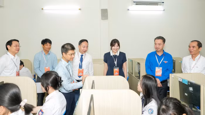 Đại diện Ban Tổ chức động viên thí sinh trước giờ thi.