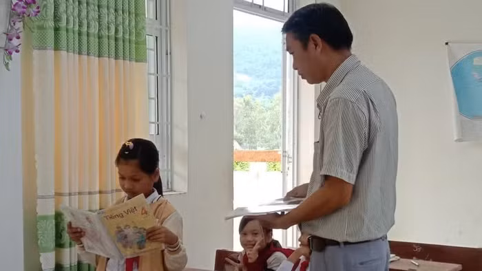 Thầy Ksor Y Chét và học sinh Trường Tiểu học và THCS EaTrol. 