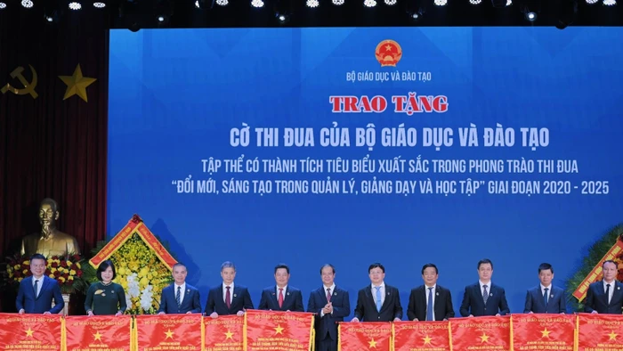 Bộ trưởng Nguyễn Kim Sơn trao cờ thi đua cho các tập thể có thành tích xuất sắc trong giáo dục và đào tạo giai đoạn 2020 - 2025.