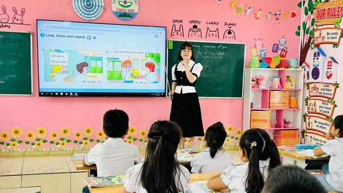 Cô Lê Thị Thanh Huyền và học sinh Trường Tiểu học Châu Sơn (Hà Nội) trong giờ học tiếng Anh chính khóa.