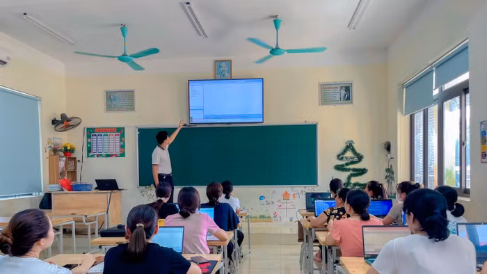 Tập huấn hồ sơ, sổ sách điện tử, học bạ số tại Trường Tiểu học Bách Quang (phường Bách Quang, Thái Nguyên). Ảnh: website nhà trường.