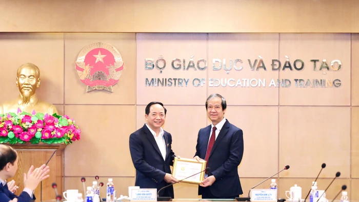 Bộ trưởng Bộ GD&ĐT Nguyễn Kim Sơn trao Kỷ niệm chương “Vì sự nghiệp giáo dục” cho Đại tướng Trịnh Văn Quyết.