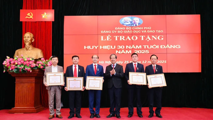 Bí thư Đảng ủy, Bộ trưởng Nguyễn Kim Sơn trao Huy hiệu 30 năm tuổi Đảng cho các đảng viên thuộc Đảng bộ Bộ GD&ĐT. 