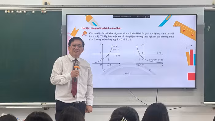 Thầy Vũ Ngọc Hòa - giáo viên Trường THPT Ngô Quyền (Đồng Nai) trong giờ Toán.