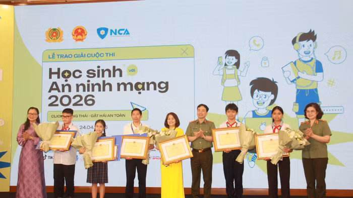 Thứ trưởng Bộ GD&ĐT Nguyễn Thị Quyên Thanh và đại diện Bộ Công an trao giải Nhất cho học sinh, đơn vị dự thi.