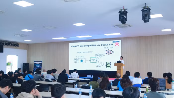 Giảng viên hướng dẫn sinh viên sử dụng AI - ChatGPT trong học tập.