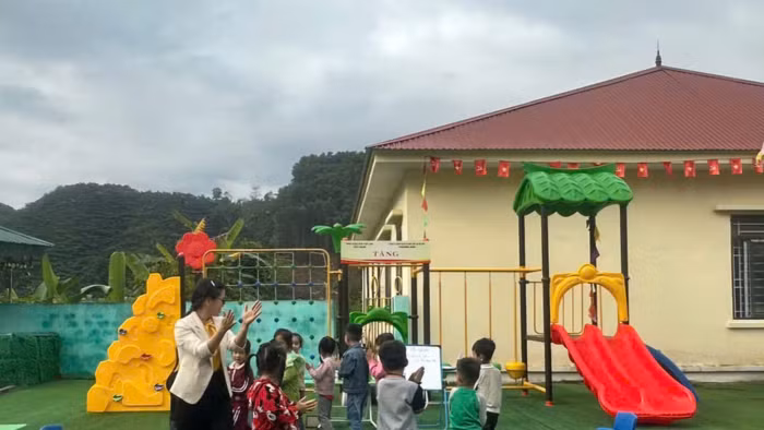 Cô trò Trường mầm non Vĩnh Tiền, xã Long Cốc, Phú Thọ.