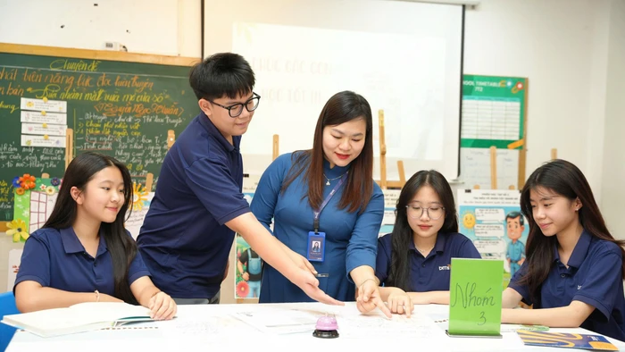 Cô trò Trường THCS-THPT Ban Mai (Hà Nội).