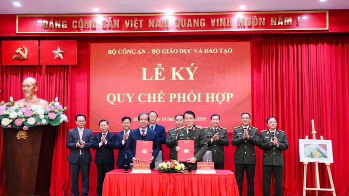 Bộ trưởng Lương Tam Quang và Bộ trưởng Nguyễn Kim Sơn đại diện hai Bộ ký kết Quy chế phối hợp.